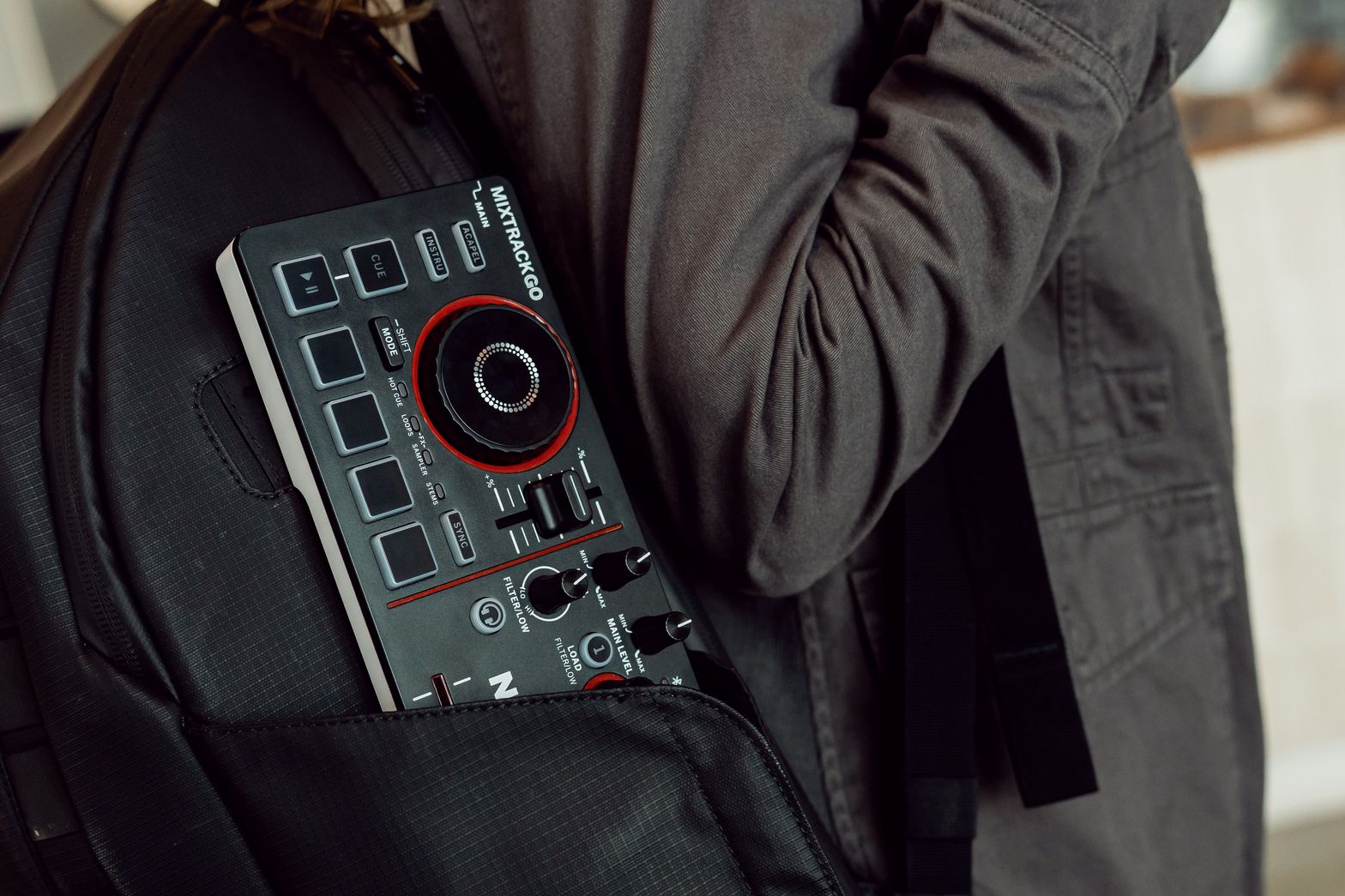 Sırt çantasında taşınan Numark MixTrack Go DJ controller
