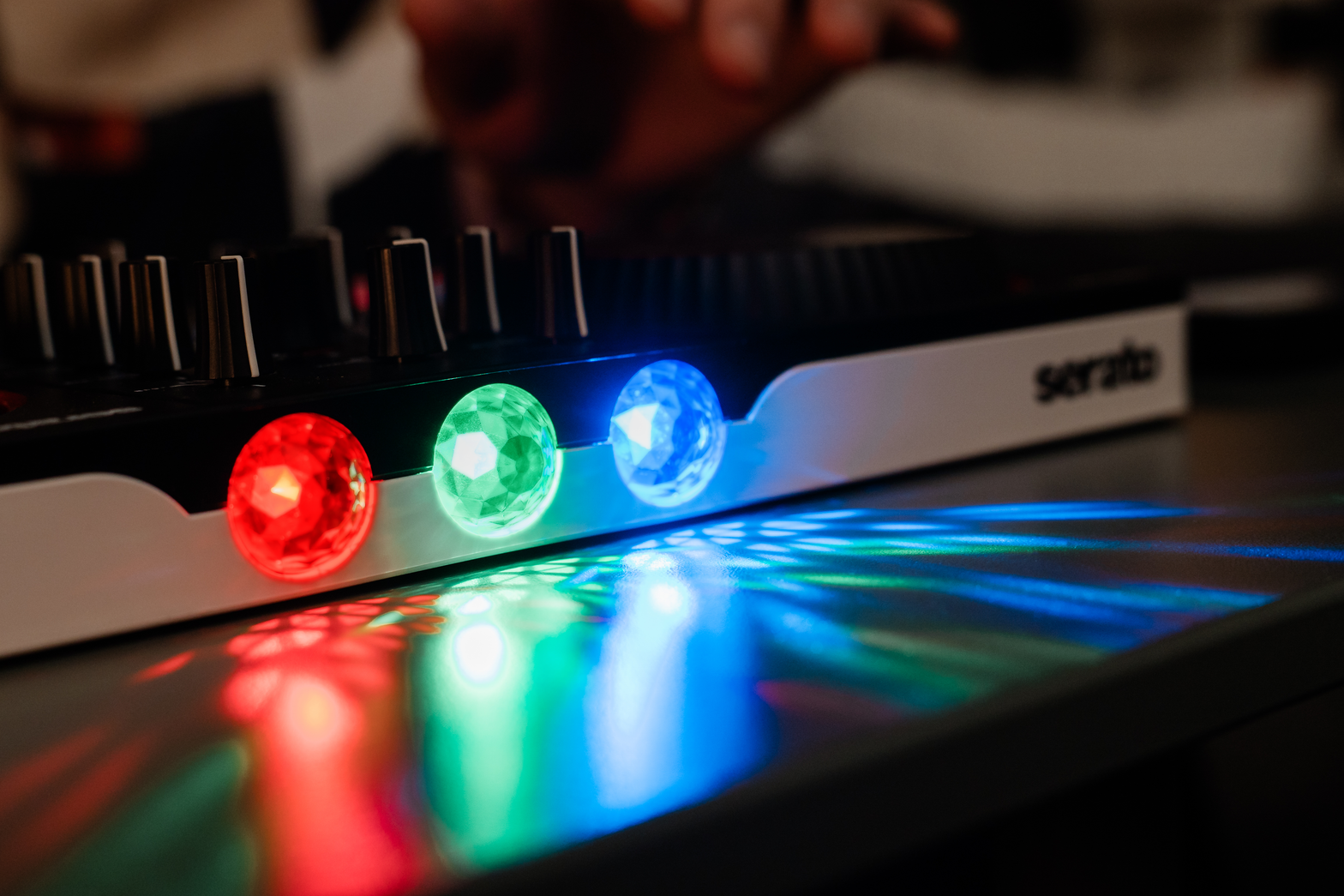 Party Mix III beat-synced kırmızı, yeşil ve mavi LED ışık gösterisi