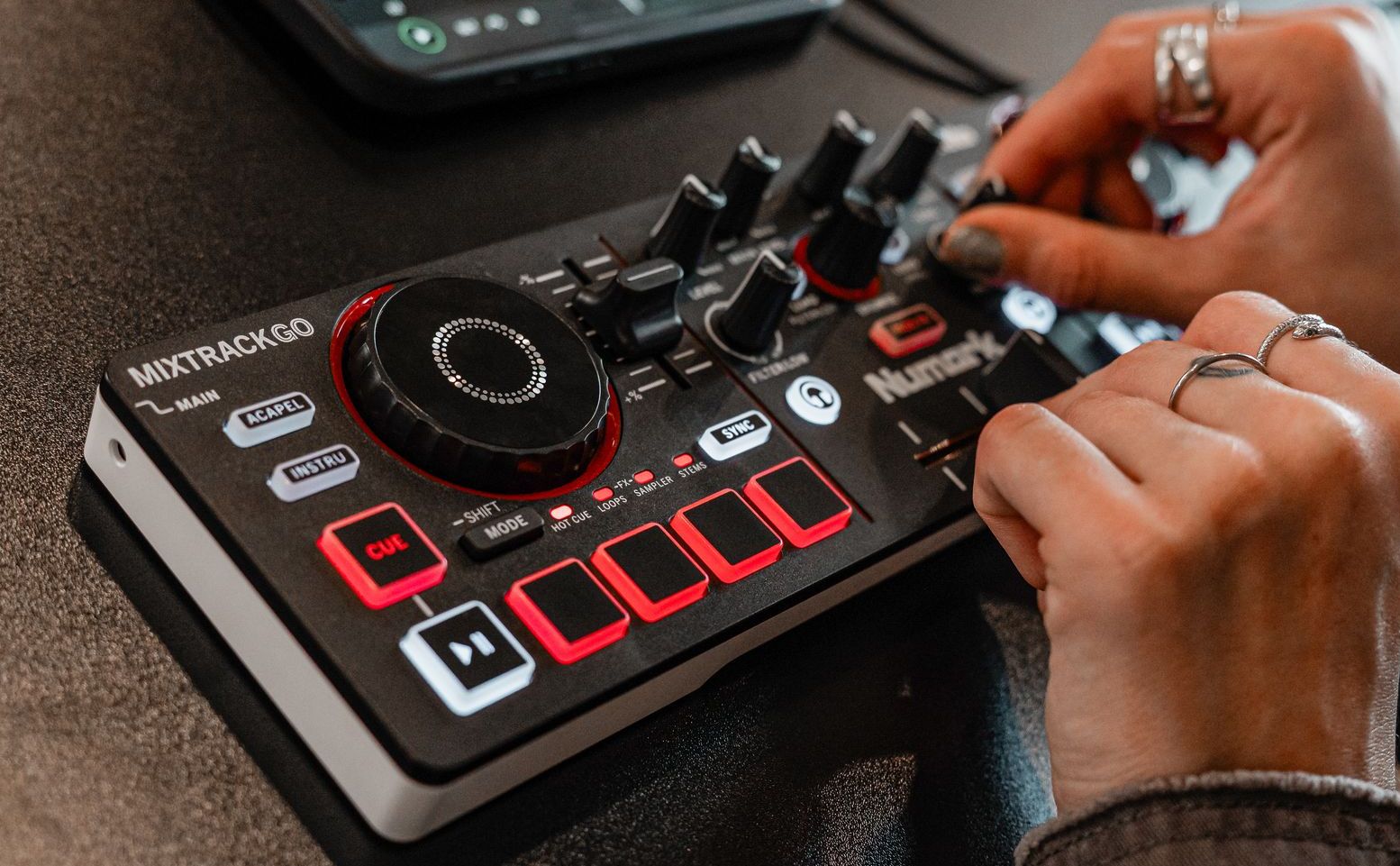 Numark MixTrack Go — ultra-kompakt 2 deck DJ controller üstten açılı görünüm