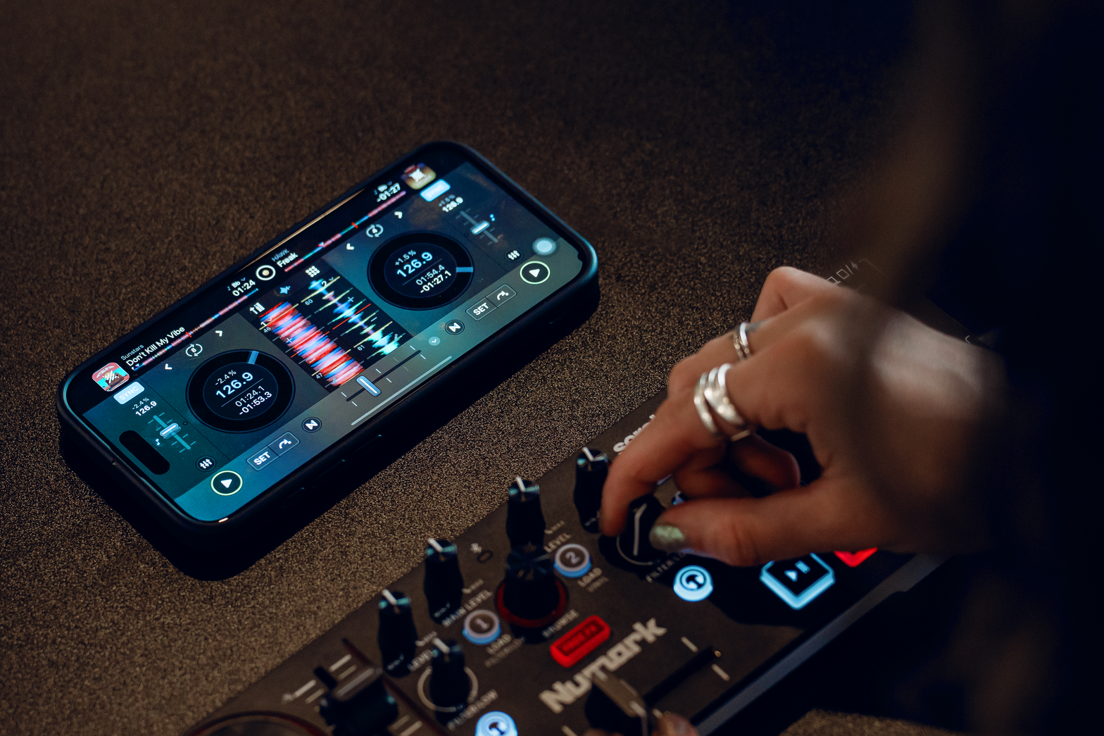 Akıllı telefonda Algoriddim djay ile MixTrack Go kablosuz kullanımı