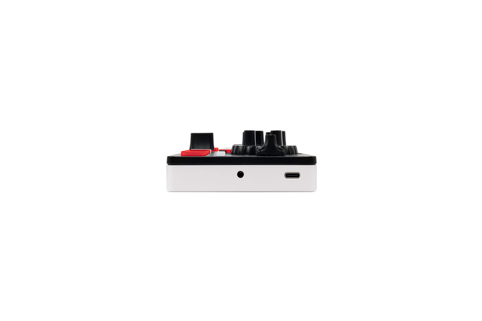 MixTrack Go USB-C ve kulaklık çıkış portları sağ panel