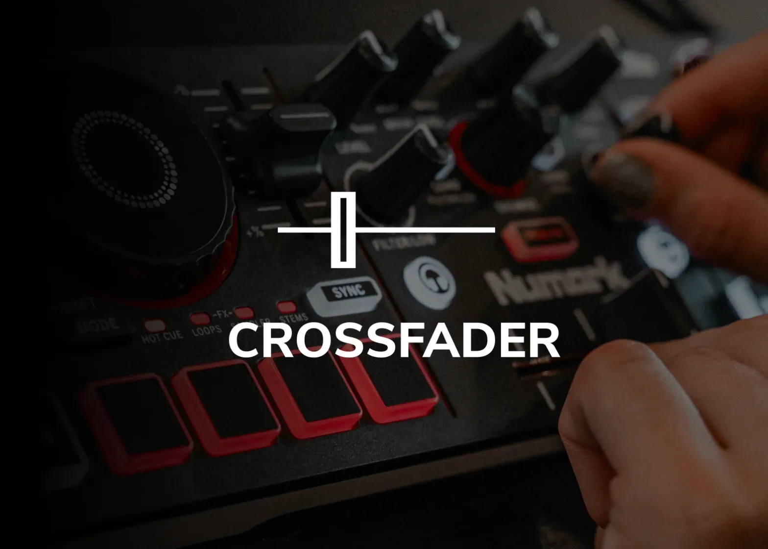 Party Mix III controller üzerinde miks yapan DJ elleri — Crossfader ücretsiz video dersleri
